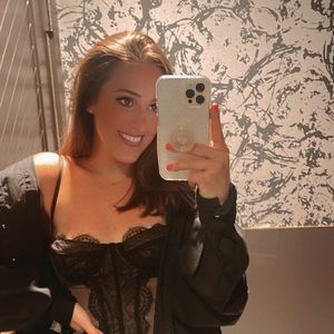 Meet your Posher, Demi